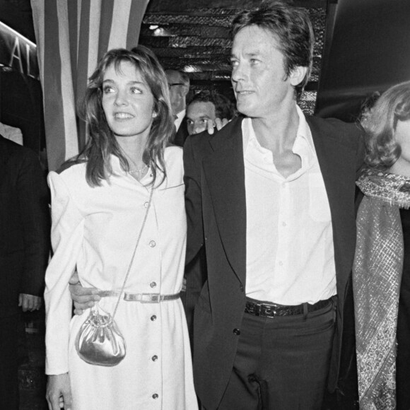 ARCHIVES - ANNE PARILLAUD, ALAIN DELON ET ROMY SCHNEIDER LORS DE LA PREMIERE DU FILM "POUR LA PEAU D' UN FLIC" A PARIS EN 1981 07/09/1981 - Paris