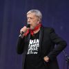 Renaud chante lors du 3ème jour de la Fête de l'Humanité à la Courneuve le 17 septembre 2017.