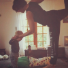 Natasha St-Pier fait du yoga avec son fils Bixente