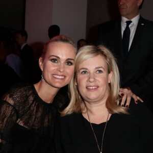 Exclusif - Laeticia Hallyday ("Femme de Coeur 2017" par Clarins pour son engagement humanitaire) et Hélène Darroze - Le Prix Clarins pour l'enfance fête ses 20 ans et récompense sa nouvelle femme de coeur L.Hallyday pour son association La Bonne Étoile à l'hôtel Salomon de Rothschild à Paris, France, le 14 mars 2017. © Borde-Jacovides/Bestimage