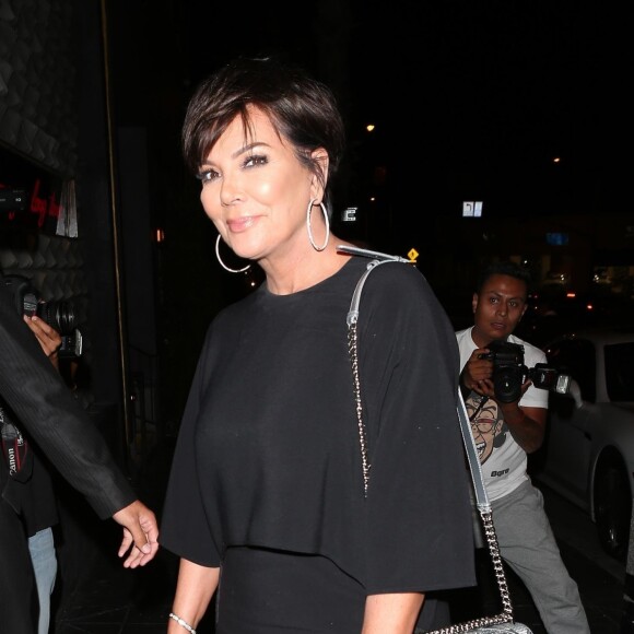 Kris Jenner arrive à l'anniversaire surprise de sa fille Khloé Kardashian à Los Angeles. Le 25 juin 2017 
