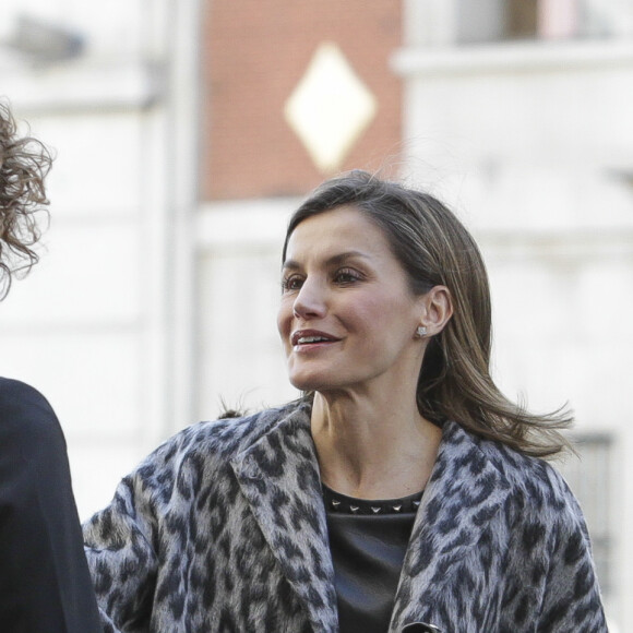 La reine Letizia d'Espagne retrouve Dolores Montserrat, la ministre espagnole de la Santé, des Services sociaux et de l'Égalité, pour une réunion de travail sur la situation de la violence de genre en Espagne, à Madrid le 21 février 2018.