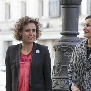 La reine Letizia d'Espagne retrouve Dolores Montserrat, la ministre espagnole de la Santé, des Services sociaux et de l'Égalité, pour une réunion de travail sur la situation de la violence de genre en Espagne, à Madrid le 21 février 2018.