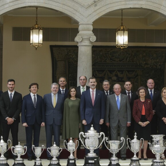 Le roi Felipe VI d'Espagne, la reine Letizia, le roi Juan Carlos Ier, la reine Sofia et l'infante Elena réunis le 19 février 2018 lors de la cérémonie des Prix Nationaux du Sport au palais royal du Pardo, à Madrid.