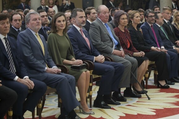 Le roi Felipe VI d'Espagne, la reine Letizia, le roi Juan Carlos Ier, la reine Sofia et l'infante Elena réunis le 19 février 2018 lors de la cérémonie des Prix Nationaux du Sport au palais royal du Pardo, à Madrid.