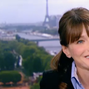 Carla Bruni-Sarkozy au JT de 13h de TF1 le 16 mai 2011. Venue parler d'illettrisme, l'épouse du président d'alors Nicolas Sarkozy avait été félicitée par Jean-Pierre Pernaut. L'ex-première dame était enceinte de sa fille Giulia mais n'avait encore rien officialisé.