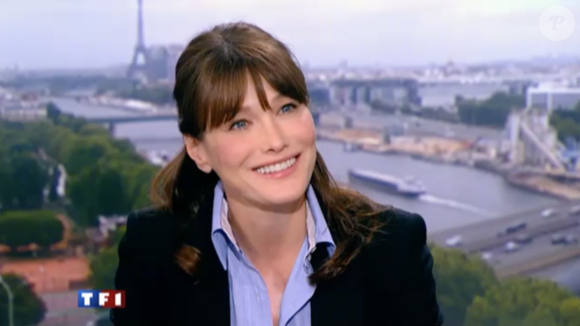 Carla Bruni-Sarkozy au JT de 13h de TF1 le 16 mai 2011. Venue parler d'illettrisme, l'épouse du président d'alors Nicolas Sarkozy avait été félicitée par Jean-Pierre Pernaut. L'ex-première dame était enceinte de sa fille Giulia mais n'avait encore rien officialisé.
