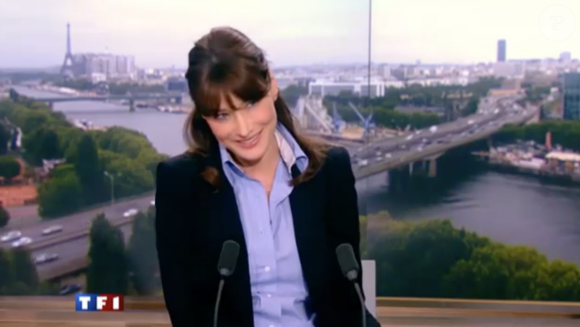 Carla Bruni-Sarkozy au JT de 13h de TF1 le 16 mai 2011. Venue parler d'illettrisme, l'épouse du président d'alors Nicolas Sarkozy avait été félicitée par Jean-Pierre Pernaut. L'ex-première dame était enceinte de sa fille Giulia mais n'avait encore rien officialisé.