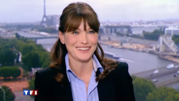 Carla Bruni-Sarkozy au JT de 13h de TF1 le 16 mai 2011. Venue parler d'illettrisme, l'épouse du président d'alors Nicolas Sarkozy avait été félicitée par Jean-Pierre Pernaut. L'ex-première dame était enceinte de sa fille Giulia mais n'avait encore rien officialisé.