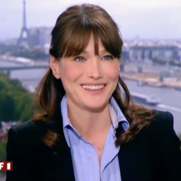 Carla Bruni-Sarkozy au JT de 13h de TF1 le 16 mai 2011. Venue parler d'illettrisme, l'épouse du président d'alors Nicolas Sarkozy avait été félicitée par Jean-Pierre Pernaut. L'ex-première dame était enceinte de sa fille Giulia mais n'avait encore rien officialisé.
