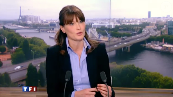 Carla Bruni-Sarkozy au JT de 13h de TF1 le 16 mai 2011. Venue parler d'illettrisme, l'épouse du président d'alors Nicolas Sarkozy avait été félicitée par Jean-Pierre Pernaut. L'ex-première dame était enceinte de sa fille Giulia mais n'avait encore rien officialisé.
