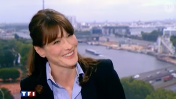 Carla Bruni-Sarkozy au JT de 13h de TF1 le 16 mai 2011. Venue parler d'illettrisme, l'épouse du président d'alors Nicolas Sarkozy avait été félicitée par Jean-Pierre Pernaut. L'ex-première dame était enceinte de sa fille Giulia mais n'avait encore rien officialisé.