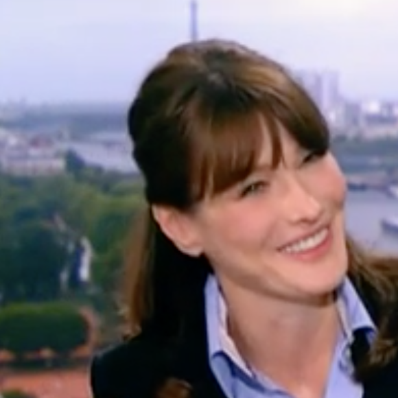 Carla Bruni-Sarkozy au JT de 13h de TF1 le 16 mai 2011. Venue parler d'illettrisme, l'épouse du président d'alors Nicolas Sarkozy avait été félicitée par Jean-Pierre Pernaut. L'ex-première dame était enceinte de sa fille Giulia mais n'avait encore rien officialisé.