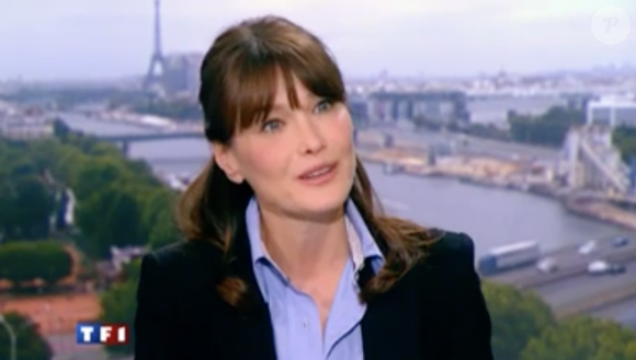 Carla Bruni-Sarkozy au JT de 13h de TF1 le 16 mai 2011. Venue parler d'illettrisme, l'épouse du président d'alors Nicolas Sarkozy avait été félicitée par Jean-Pierre Pernaut. L'ex-première dame était enceinte de sa fille Giulia mais n'avait encore rien officialisé.