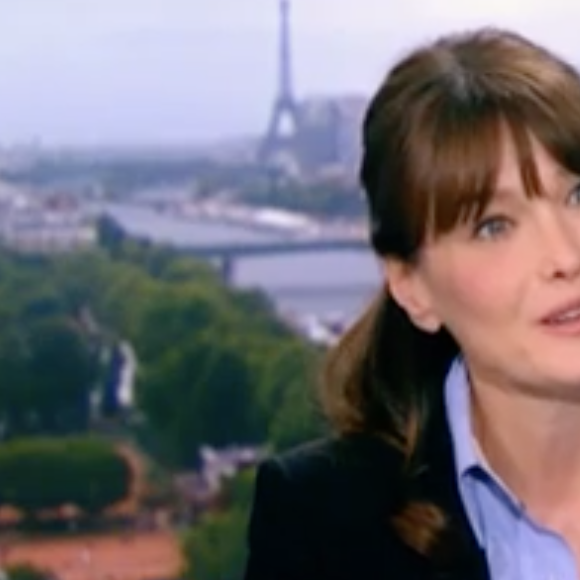 Carla Bruni-Sarkozy au JT de 13h de TF1 le 16 mai 2011. Venue parler d'illettrisme, l'épouse du président d'alors Nicolas Sarkozy avait été félicitée par Jean-Pierre Pernaut. L'ex-première dame était enceinte de sa fille Giulia mais n'avait encore rien officialisé.