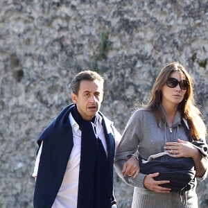 Nicolas Sarkozy et Carla Bruni avec leur fille Giulia en promenade à la Lanterne le 31 octobre 2011