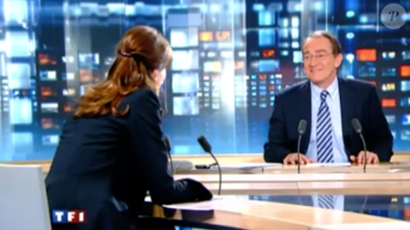 Carla Bruni-Sarkozy au JT de 13h de TF1 le 16 mai 2011. Venue parler d'illettrisme, l'épouse du président d'alors Nicolas Sarkozy avait été félicitée par Jean-Pierre Pernaut. L'ex-première dame était enceinte de sa fille Giulia mais n'avait encore rien officialisé.