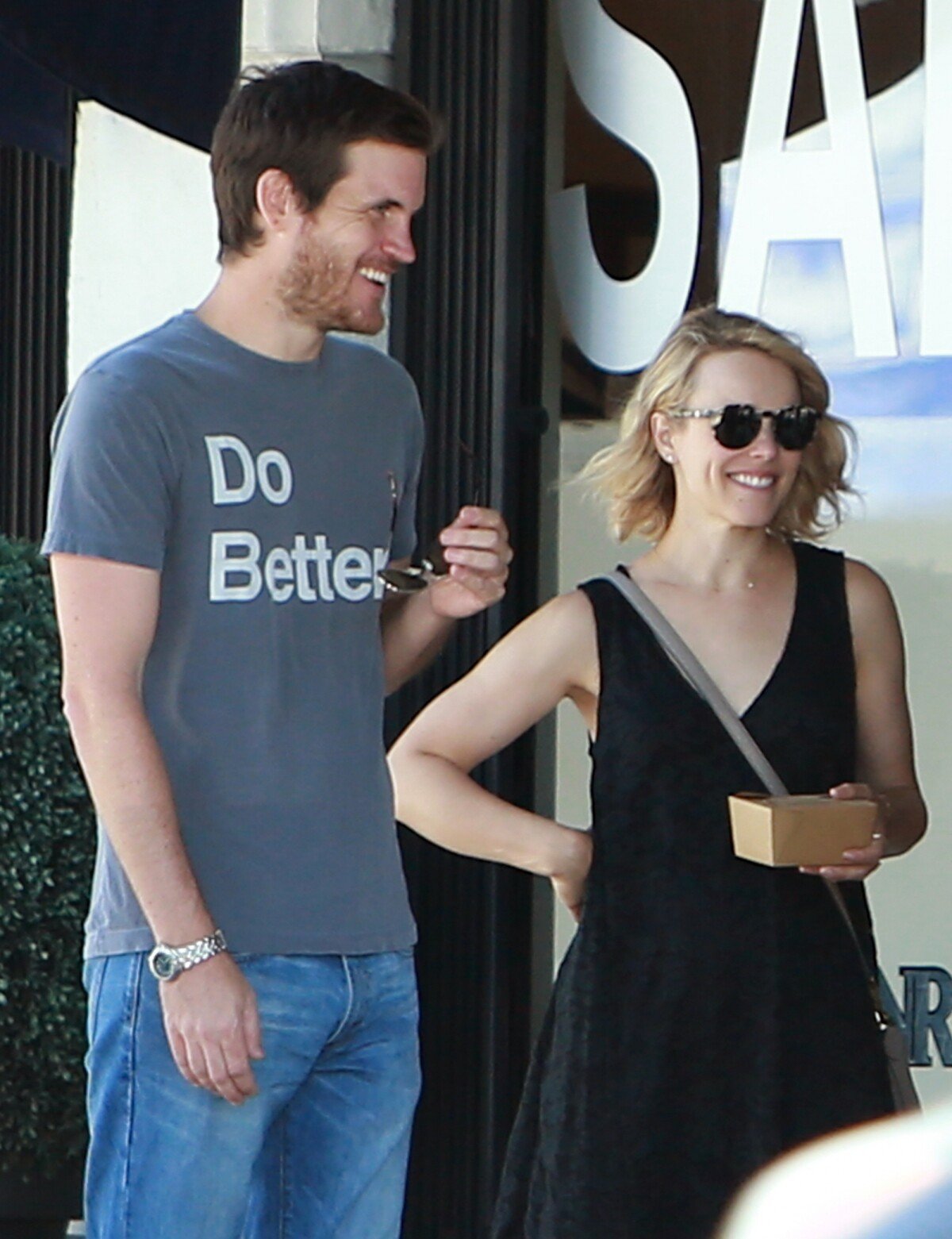 Photo Exclusif Rachel McAdams et son nouveau compagnon Jamie Linden achètent des oreillers