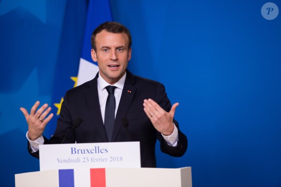 Le président Emmanuel Macron donne une conférence de presse lors de la réunion informelle des 27 chefs d'Etat et de gouvernement à Bruxelles le 23 février 2018.