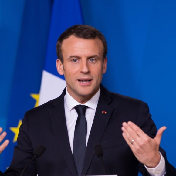 Le président Emmanuel Macron donne une conférence de presse lors de la réunion informelle des 27 chefs d'Etat et de gouvernement à Bruxelles le 23 février 2018.