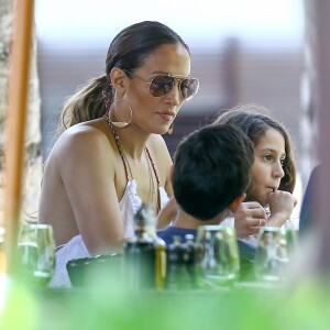 Jennifer Lopez et ses jumeaux Max et Emme à Miami, le 27 novembre 2016.