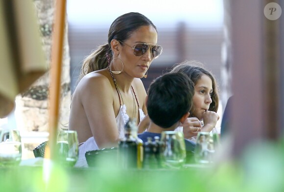 Jennifer Lopez et ses jumeaux Max et Emme à Miami, le 27 novembre 2016.