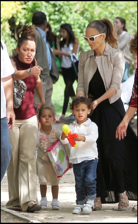 Jennifer Lopez et ses jumeaux Max et Emme à Paris. Juin 2011.