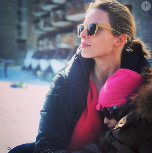 Sylvie Tellier profite d'un tendre moment avec sa fille Margaux (3 ans) à Avoriaz, en février 2018.
