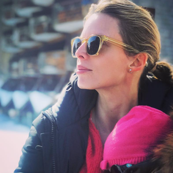 Sylvie Tellier profite d'un tendre moment avec sa fille Margaux (3 ans) à Avoriaz, en février 2018.