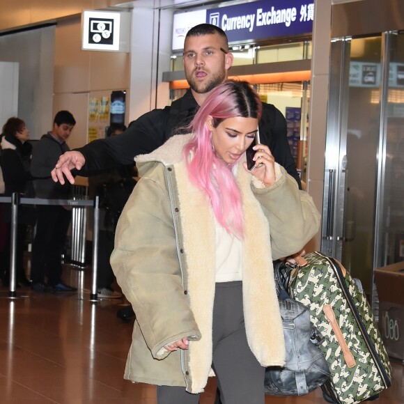 Kourtney, Kim et Khloé Kardashian (enceinte) atterrissent à l'aéroport de Tokyo, le 25 février 2018.