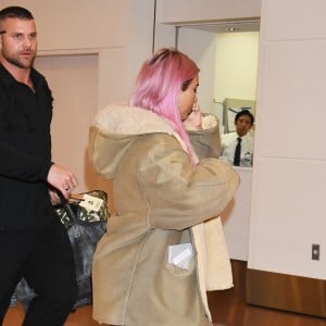 Kourtney, Kim et Khloé Kardashian (enceinte) atterrissent à l'aéroport de Tokyo, le 25 février 2018.