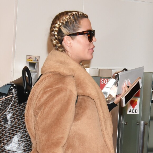 Kourtney, Kim et Khloé Kardashian (enceinte) atterrissent à l'aéroport de Tokyo, le 25 février 2018.