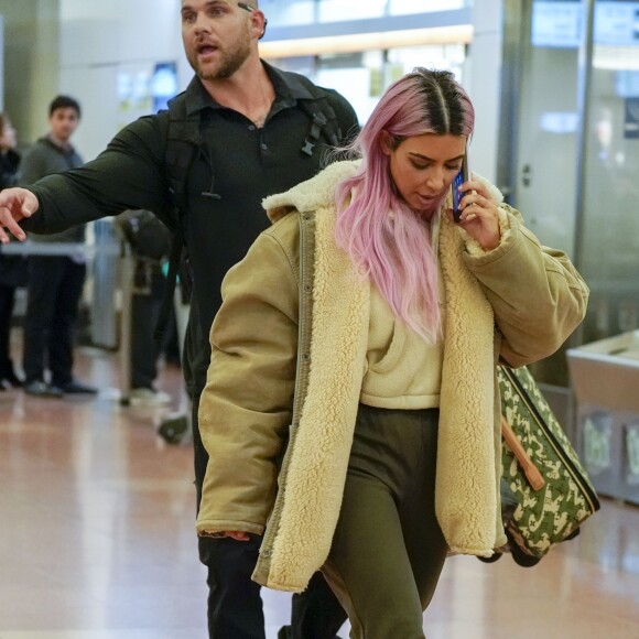 Kourtney, Kim et Khloé Kardashian (enceinte) atterrissent à l'aéroport de Tokyo, le 25 février 2018.