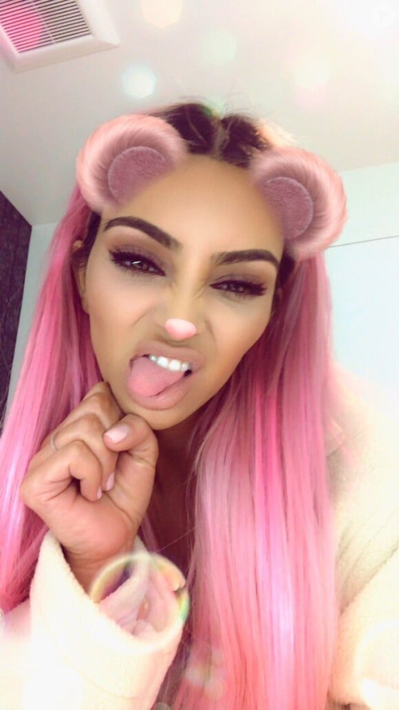 Kim Kardashian, coiffée de cheveux roses. Février 2018.