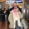 Kim Kardashian les cheveux roses - Les soeurs Kardashians arrivent à l'aéroport de Tokyo, le 25 février 2018
