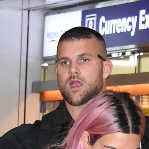 Kim Kardashian les cheveux roses - Les soeurs Kardashians arrivent à l'aéroport de Tokyo, le 25 février 2018