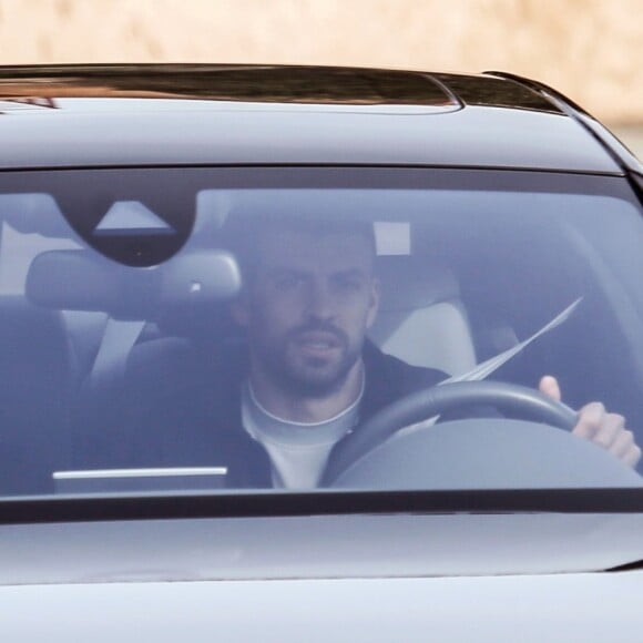 Exclusif - Shakira et Gerard Piqué quittent leur maison en voiture à Barcelone le 16 février 2018.