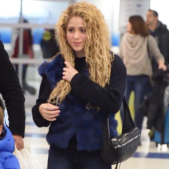 Shakira et son compagnon Gerard Piqué arrivent à l'aéroport JFK de New York avec leurs enfants Milan et Sasha pour les fêtes de Noël le 24 décembre 2017.