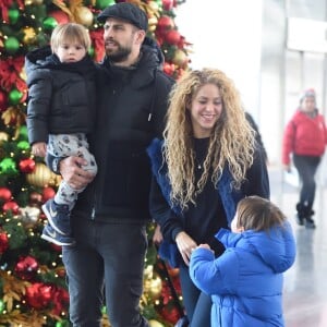 Shakira et son compagnon Gerard Piqué arrivent à l'aéroport JFK de New York avec leurs enfants Milan et Sasha pour les fêtes de Noël le 24 décembre 2017.