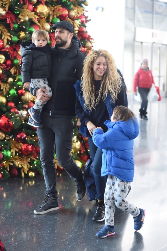 Shakira et son compagnon Gerard Piqué arrivent à l'aéroport JFK de New York avec leurs enfants Milan et Sasha pour les fêtes de Noël le 24 décembre 2017.