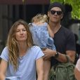 Exclusif - Gisele Bundchen et son mari Tom Brady se promènent en famille avec leurs enfants Vivian Lake Brady et Benjamin Brady à New York, le 4 mai 2017