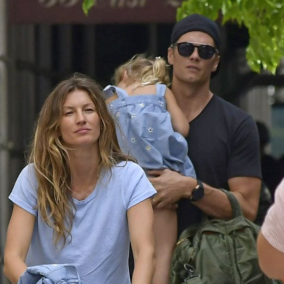 Exclusif - Gisele Bundchen et son mari Tom Brady se promènent en famille avec leurs enfants Vivian Lake Brady et Benjamin Brady à New York, le 4 mai 2017
