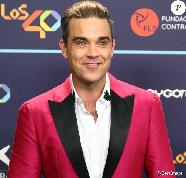 https://static1.purepeople.com/articles/2/27/55/42/@/3889114-robbie-williams-au-photocall-des-40emes-624x600-2.jpg