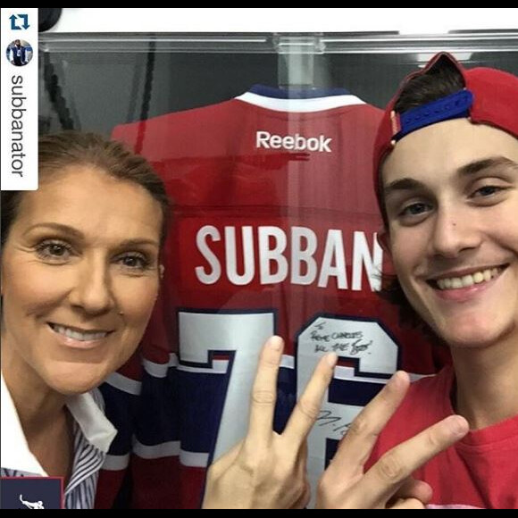 René-Charles pose avec sa mère Céline Dion devant le maillot de son joueur de hockey préféré, P.K. Subban. Instagram, octobre 2015