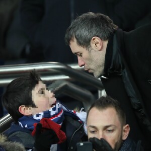 Jalil Lespert et son fils lors du quart de finale de la Coupe de France "PSG - OM (3-0)" au Parc des Princes à Paris, le 28 février 2018