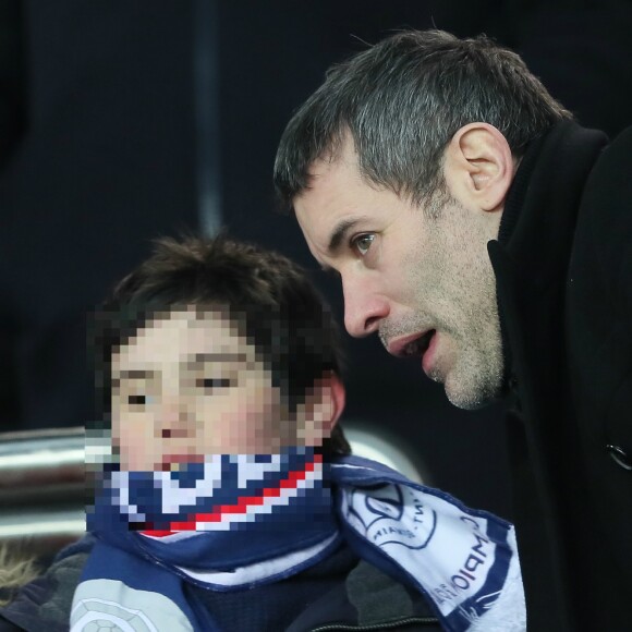 Jalil Lespert et son fils lors du quart de finale de la Coupe de France "PSG - OM (3-0)" au Parc des Princes à Paris, le 28 février 2018