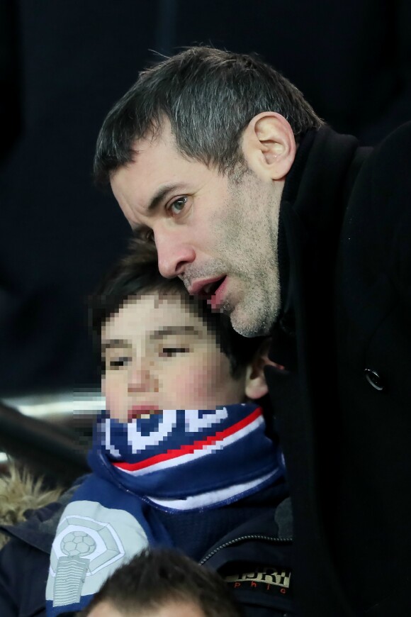 Jalil Lespert et son fils lors du quart de finale de la Coupe de France "PSG - OM (3-0)" au Parc des Princes à Paris, le 28 février 2018