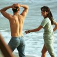 Sandra Bullock et Matthew McConaughey sur la plage de Malibu en 1996