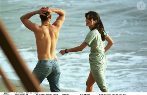 Sandra Bullock et Matthew McConaughey sur la plage de Malibu en 1996