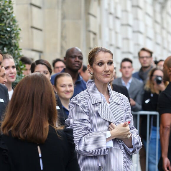 La chanteuse canadienne Céline Dion quitte Paris pour partir en vacances après sa tournée en Europe à guichets fermés. Céline Dion et ses jumeaux, Eddy et Nelson, ont reçu une pluie de confettis avant de monter dans leur voiture à la sortie de l'hôtel Royal Monceau, à Paris, France, le 10 août 2017. © Agence/Bestimage
